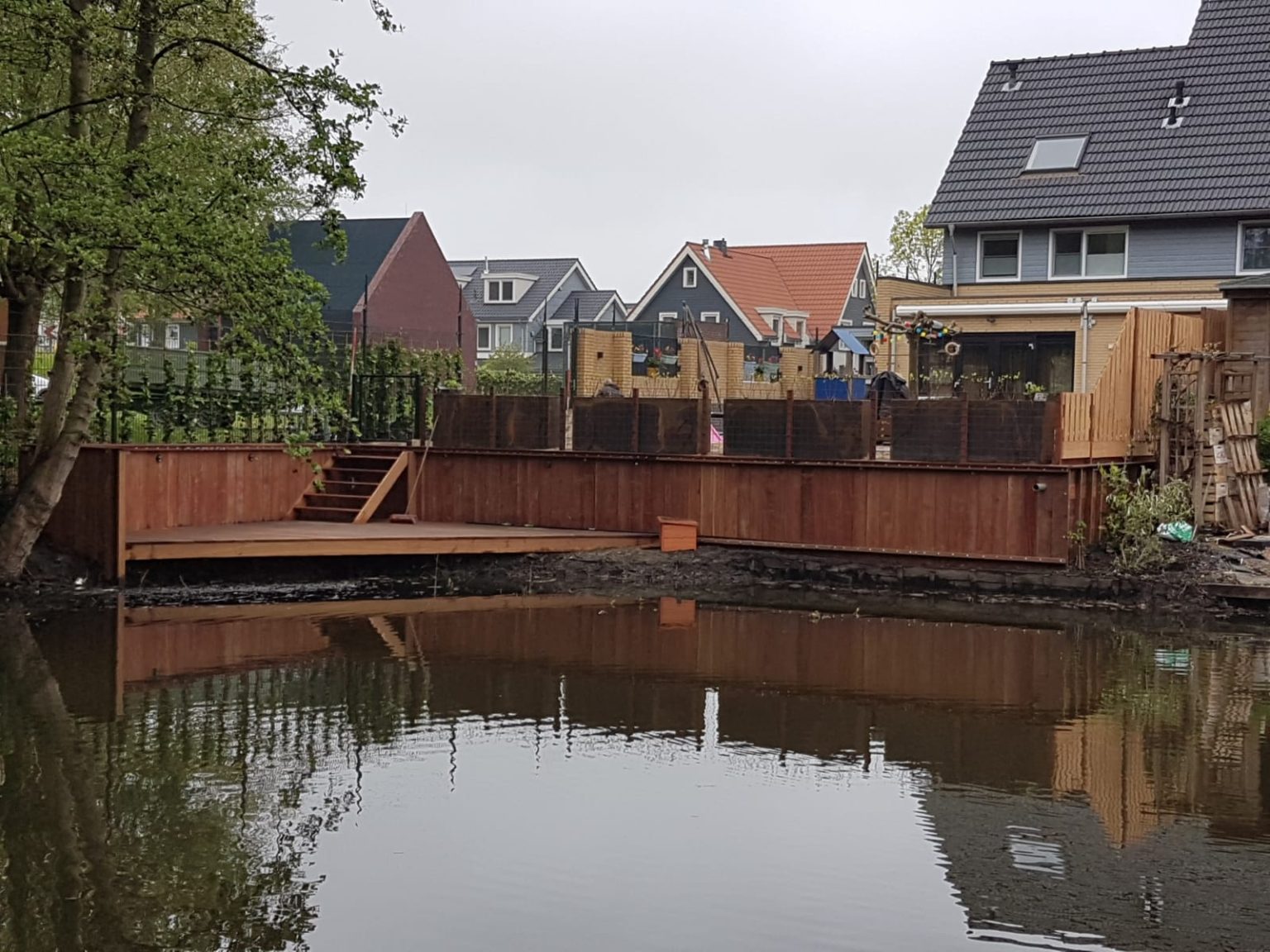 Tuin met damwand en vlonder in Zoetermeer Banfield Landscaping